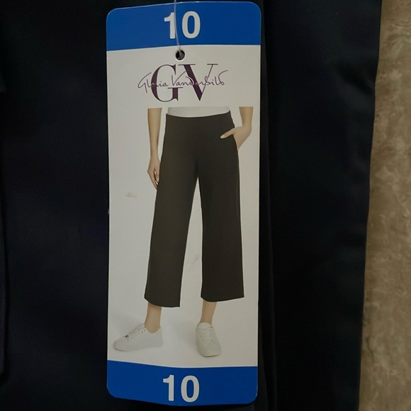 - - Woman’s Gloria Vanderbilt pull on wide leg crop - Picture 1 of 2